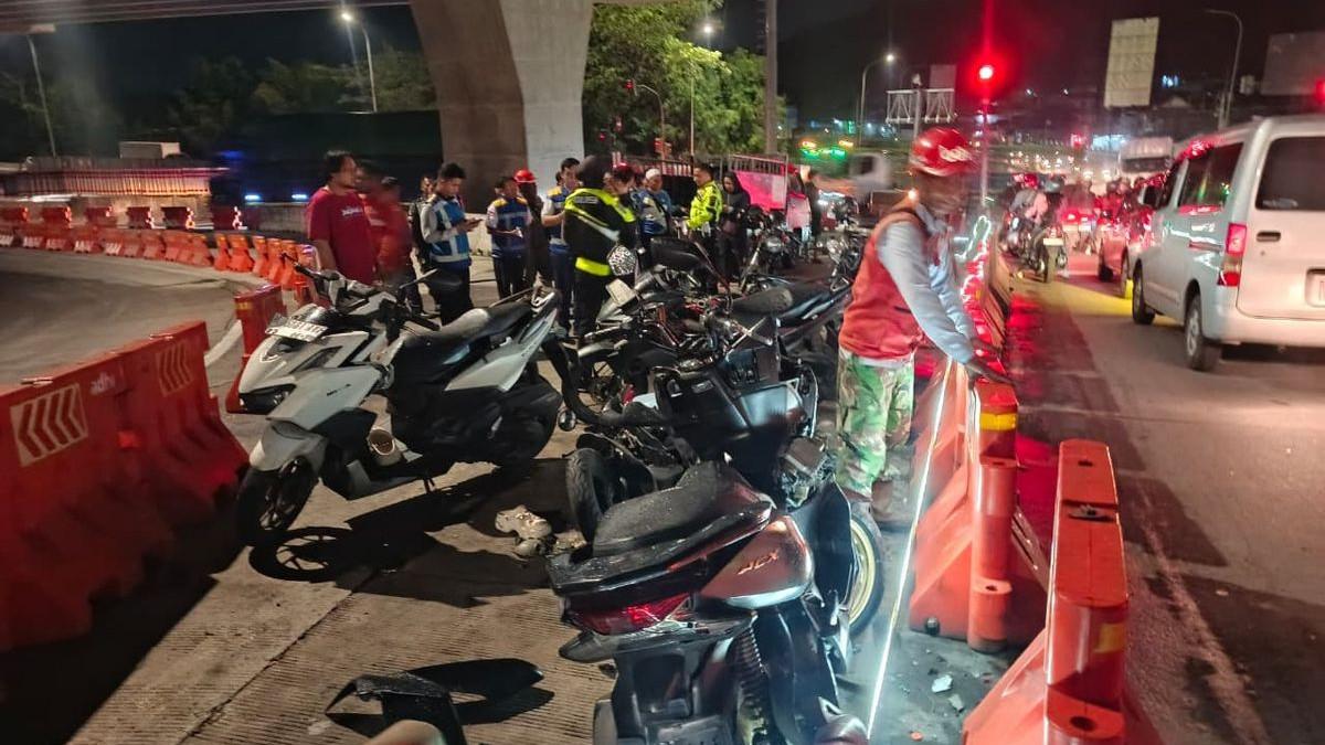 KECELAKAAN MAUT - Petugas mengevakuasi kendaraan yang terlibat kecelakaan di Exit Tol Bawen, Selasa (3/3/2026).