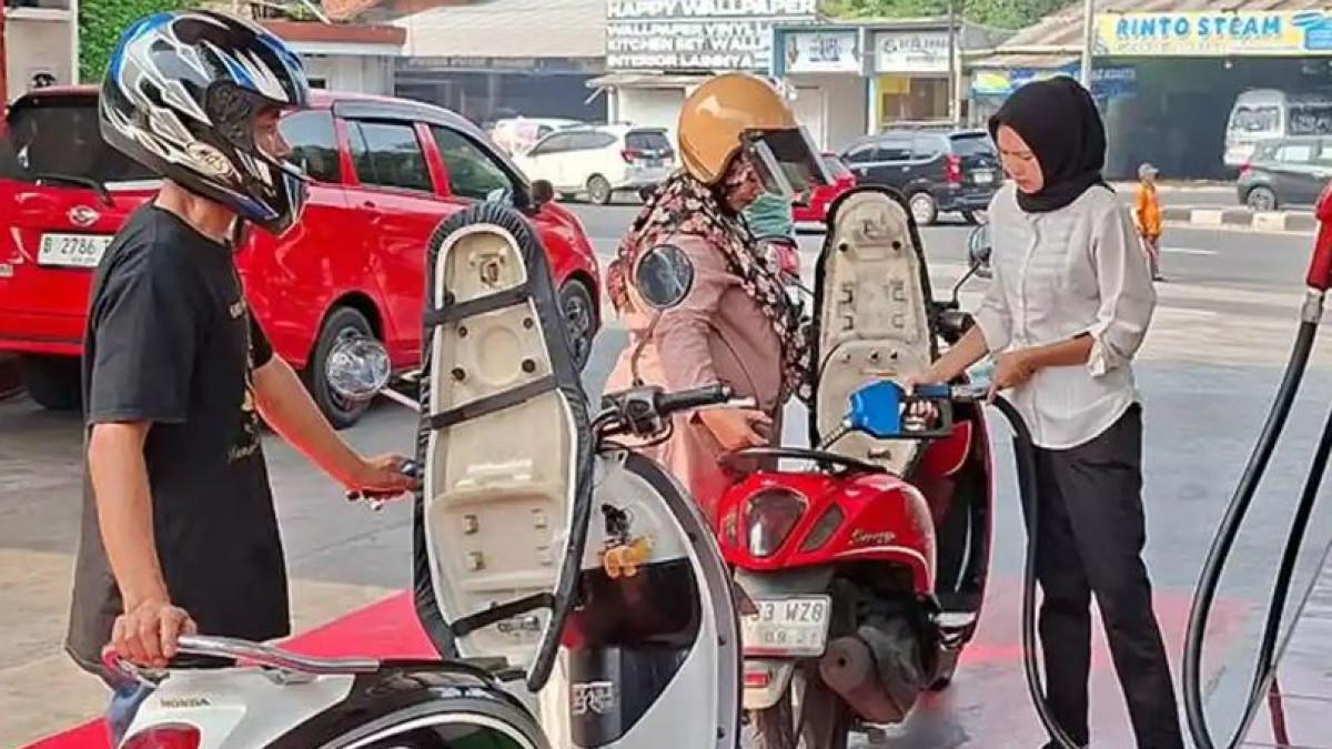 PERTAMAX NAIK - Petugas sedang mengisi BBM jenis Pertamax ke kendaraan bermotor di SPBU yang berada di wilayah Kecamatan Cibinong, Kabupaten Bogor, Rabu (10/6/2026)