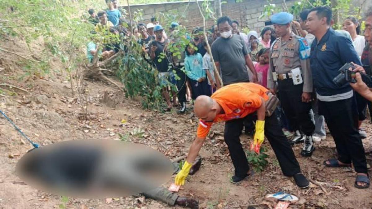 PENEMUAN MAYAT - Polisi melakukan olah TKP penemuan mayat di Dusun Nyiur Lembang Dalem, Desa Jembatan Gantung, Kecamatan Lembar, Lombok Barat, Minggu (24/8/2025) sekitar pukul 11.30 WITA. Berdasarkan video yang beredar, tampak di lokasi dekat tempat mayat ditemukan, HP, jam tangan, dan kunci motor di kantong celana.
