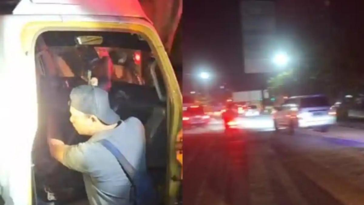 PEMBUNUHAN SADIS - Polisi melakukan oleh TKP dan mengevakuasi jenazah Al Kodirin (44), sopir truk korban penusukan pemalak di jalan Letjen Alamsyah Ratu Perwiranegara Keamatan IB I, Palembang tepatnya Simpang Macan Lindungan kembali, Senin (24/11/2024) petang