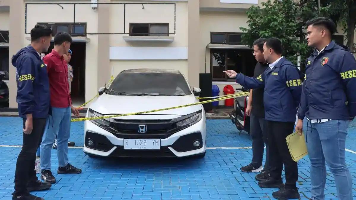 MOBIL YANG DIBAKAR - Polisi saat menunjukan barang bukti kasus pembakaran mobil Honda Civic Turbo milik istri Kepala Desa Purwasaba, dalam konferensi pers di Aula Samgraha Margarupa Mapolres Banjarnegara, Selasa (19/5/2026).