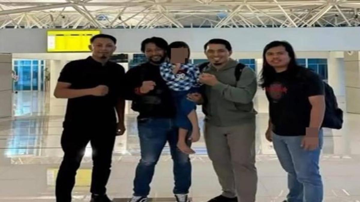 POLISI DIBERI HADIAH UMRAH - Polisi yang berhasil selamatkan BR, balita berusia 4 tahun asal Makassar hilang diculik di Taman Pakui Sayang, Jl AP Pettarani, Kecamatan Panakkukang, Makassar, pada Minggu (2/11/2025), kini diberi hadiah umrah.