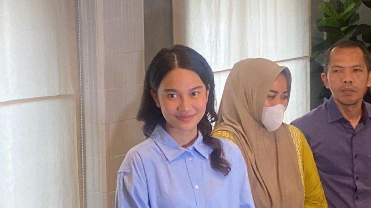 JENNIFER IPEL - Potret Azizah Salsha dalam jumpa pers yang digelar di kawasan Senopati, Jakarta Selatan diambil dari Tribunnews.com/ Fauzi Nur Alamsyah, Sabtu (5/9/2025). Kini, ibunda Philo Paz Armand, Jennifer Ipel memberikan doa terbaik untuk rumah tangga Azizah Salsha dan pesepak bola Pratama Arhan.