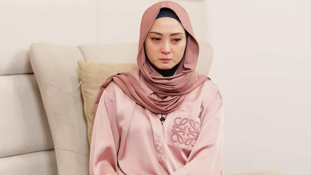 CERITA DELLA PUSPITA - Potret Della Puspita ketika hadir di YouTube Feni Rose pada Sabtu (8/11/2025)