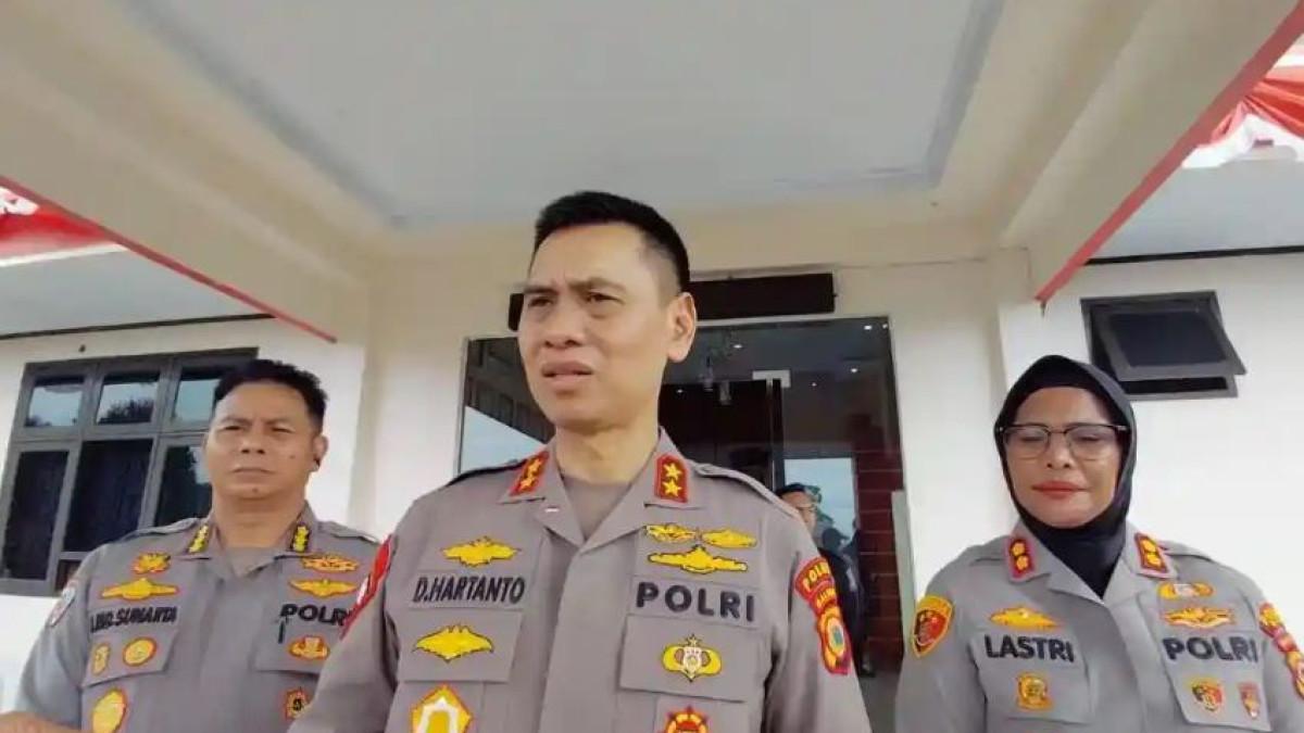 KAPOLDA MALUKU - Potret Kapolda Maluku Irjen Pol.Prof.Dr.Dadang Hartanto bersama Kapolres Buru AKBP Sulasti Sukijang saat diwawancarai di depan Aula Polres Buru,Selasa (20/1/2026). Kapolda Maluku Irjen Pol Dadang Hartanto menyampaikan permintaan maaf kepada keluarga korban dan masyarakat Maluku atas kasus dugaan penganiayaan menyeret oknum Brimob hingga sebabkan bocah tewas