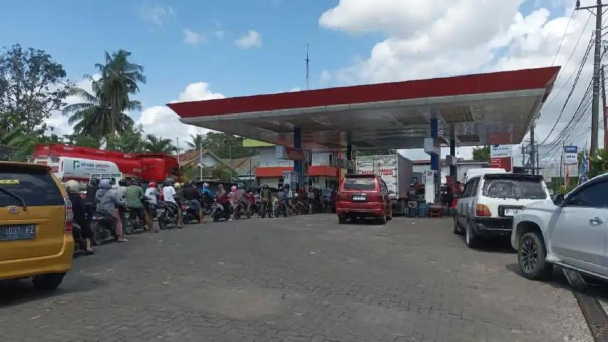 BBM NAIK- Potret antrean kendaraan di SPBU jalan Jendral Ahamd Yani Kecamatan Tanete Riattang Barat, Rabu (10/6/2026). Dulu hindari antrean, kini warga Bone kembali gunakan pertalite.