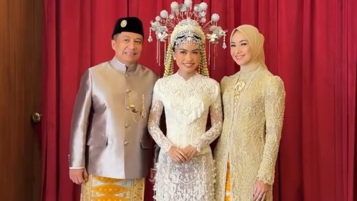 PERNIKAHAN ARTIS - Simak detail busana Alya Rohali (kanan) di pernikahan putrinya, Namira Adjani (tengah) dengan Auditya Faiz di Jakarta pada Minggu (10/8/2025).