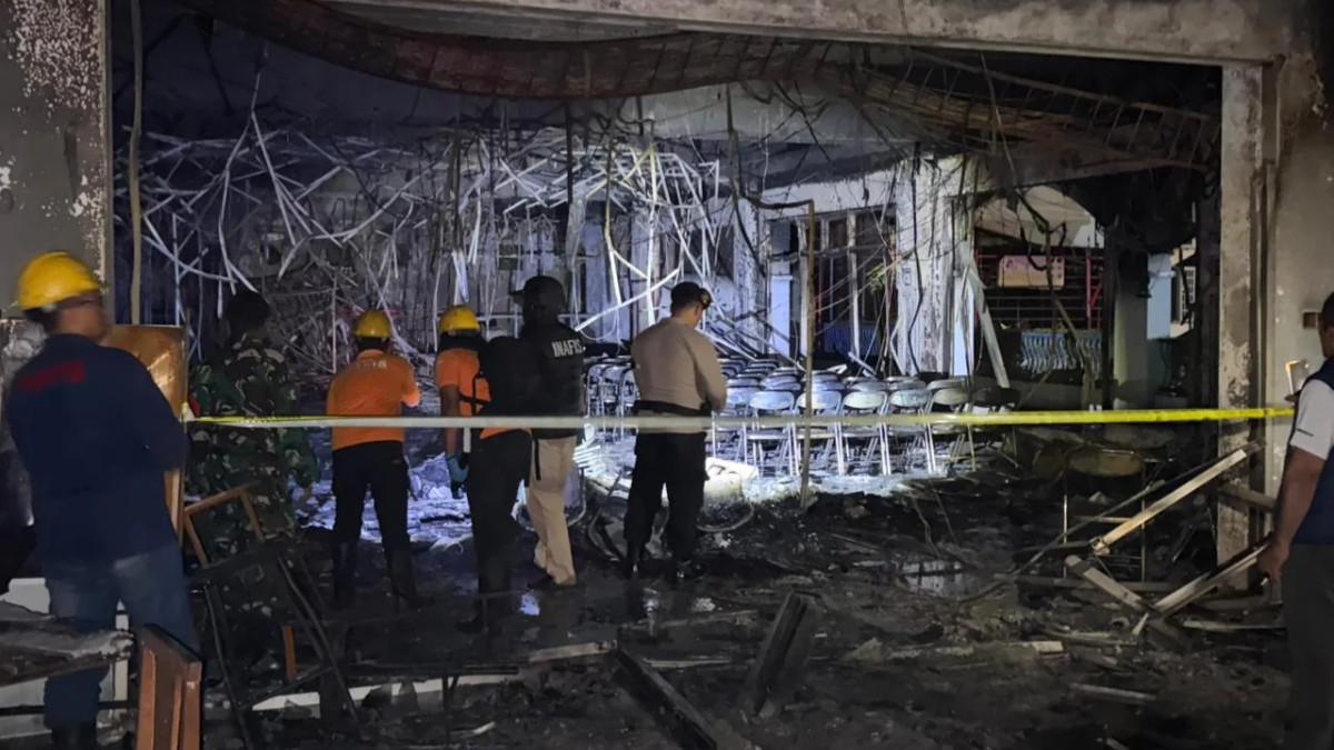 KABAR SEMARANG - Potret gedung Metro Sport Center di Kota Semarang yang hangus akibat kebakaran pada Senin (4/5/2026). .