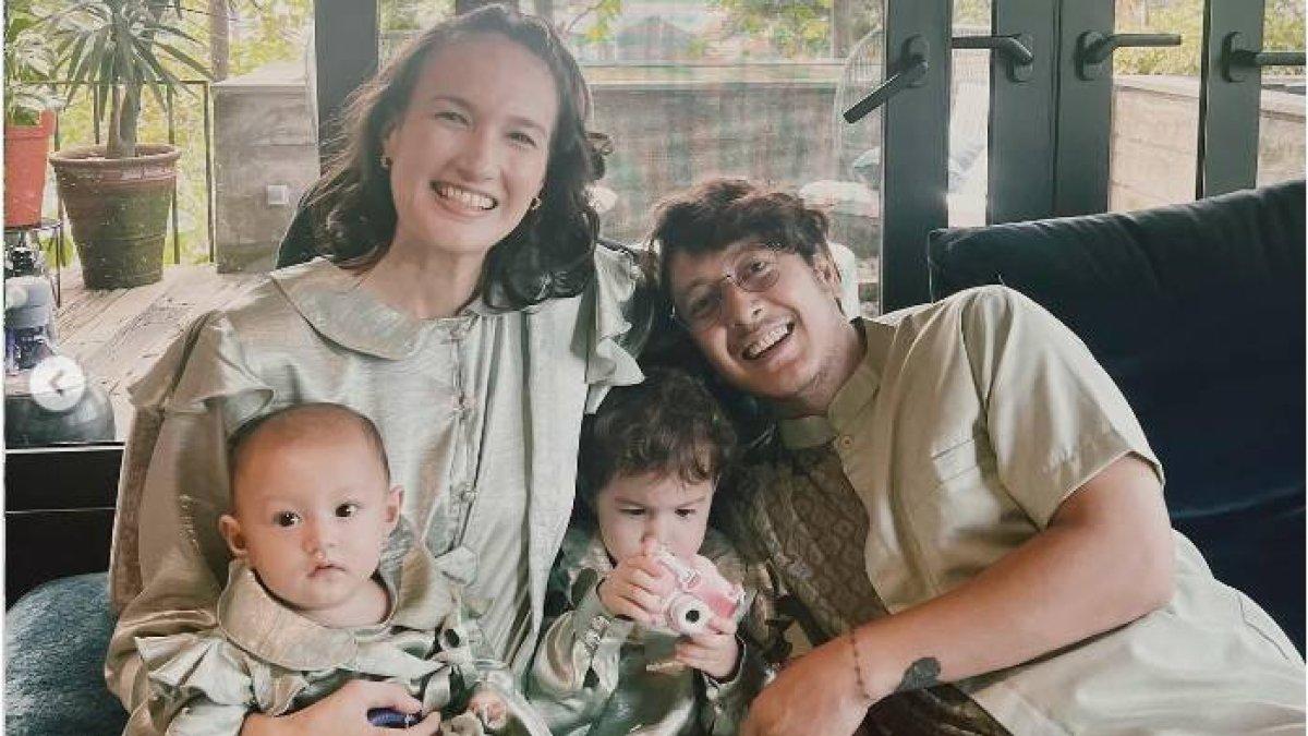 Potret keluarga Dimas Anggara dan Nadine Chandrawinata