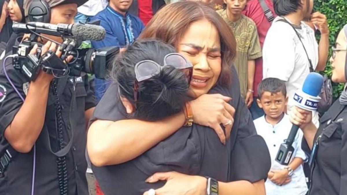 MELAYAT - Presenter Melaney Ricardo menangis saat melayat jenazah komedian Mpok Alpa di rumah duka, Jumat (15/8/2025). Melaney Ricardo mengaku tahu saat mendiang Mpok Alpa divonis kanker payudara sejak beberapa tahun lalu.
