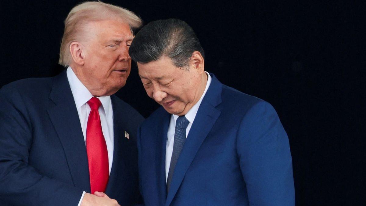 TARIF IMPOR - Presiden AS Donald Trump dan Presiden China Xi Jinping berbincang saat meninggalkan bandara setelah pertemuan bilateral di Bandara Internasional Gimhae, di sela-sela KTT Kerja Sama Ekonomi Asia-Pasifik (APEC), di Busan, Korea Selatan, Rabu (30/10/2025).