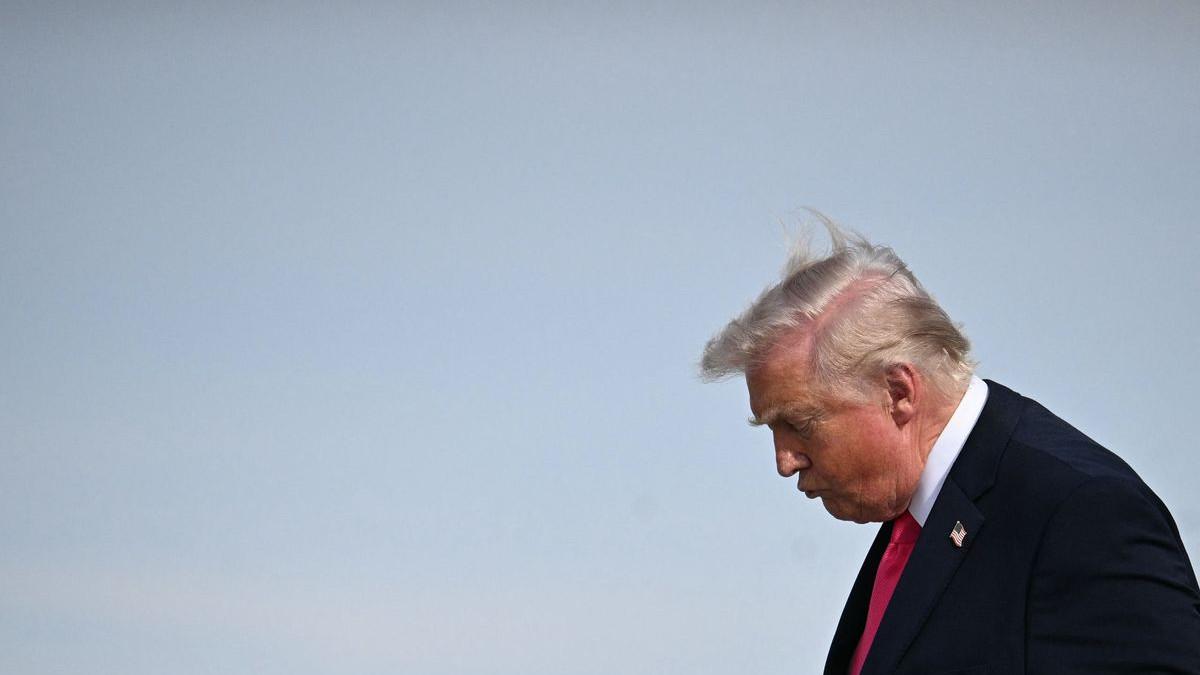PRESIDEN AS - Presiden Amerika Serikat Donald Trump saat turun dari pesawat kepresidenan Air Force One, ketika tiba di Bandara Internasional Harry Reid, Las Vegas, Negara Bagian Nevada, 16 April 2026