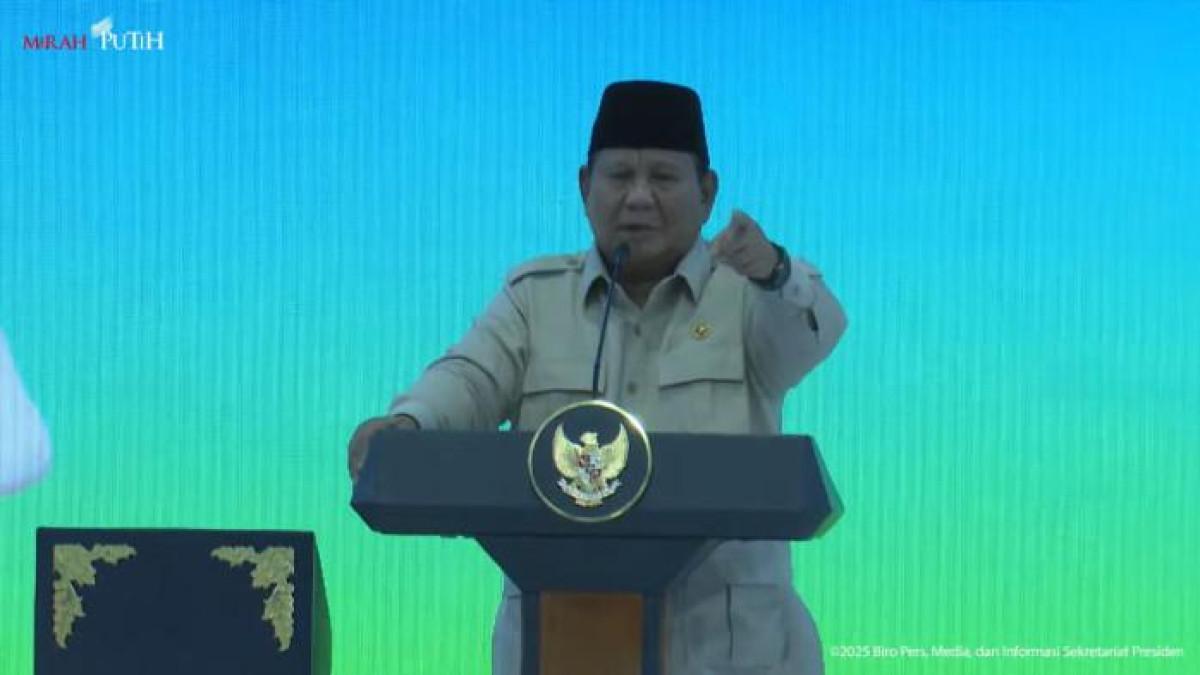 KEPEMIMPINAN BERSIH - Presiden Republik Indonesia Prabowo Subianto menunjuk ke arah Gubernur DKI Jakarta Pramono Anung dan Gubernur Jawa Barat Dedi Mulyadi saat menyampaikan pidato di acara akad massal 26.000 unit KPR FLPP di Cileungsi, Bogor, Senin (29/9/2025). Dalam kesempatan itu, Prabowo melontarkan peringatan keras kepada Dedi agar menjunjung kepemimpinan yang bersih dan demokrasi yang santun