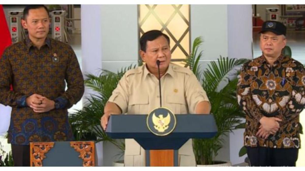 WHOOSH TAK MASALAH - Presiden Prabowo Subianto saat meresmikan Stasiun Tanah Abang Baru di Jakarta, Selasa (4/11/2025). Prabowo meminta masyarakat tenang soal polemik utang Whoosh. Dia mengeklaim tidak ada masalah soal utang tersebut.