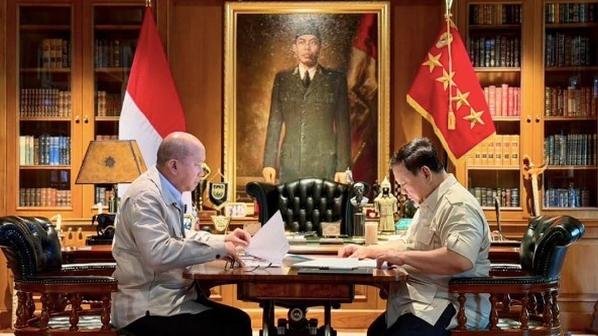 KABAR POLITIK - Presiden RI Prabowo Subianto melakukan pertemuan dengan Menteri Investasi dan Hilirisasi sekaligus CEO Danantara, Rosan Roeslani di kediamannya Kawasan Hambalang, Bogor, Jawa Barat, Jumat (24/4/2026).