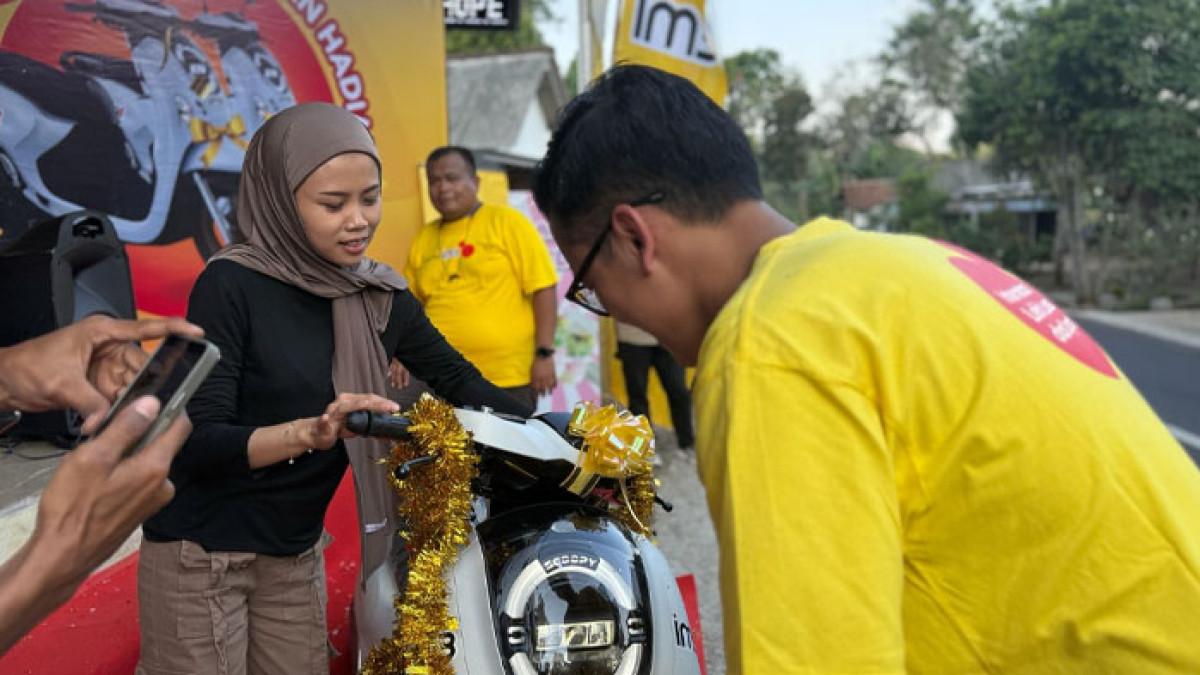 KEJUTAN SIMPEL IM3 - Indosat Ooredoo Hutchison (Indosat atau IOH) melalui brand IM3 resmi mengumumkan dua outlet terbaik sebagai pemenang Grand Prize berupa sepeda motor dalam program Kejutan Simpel IM3.
