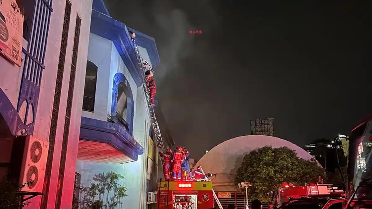 EVAKUASI - Proses evakuasi dua orang yang terjebak di lantai tiga bangunan terbakar di Jalan MT Haryono, samping Java Mall, Peterongan, Semarang Selatan, Kota Semarang, Senin (4/5/2026) malam.