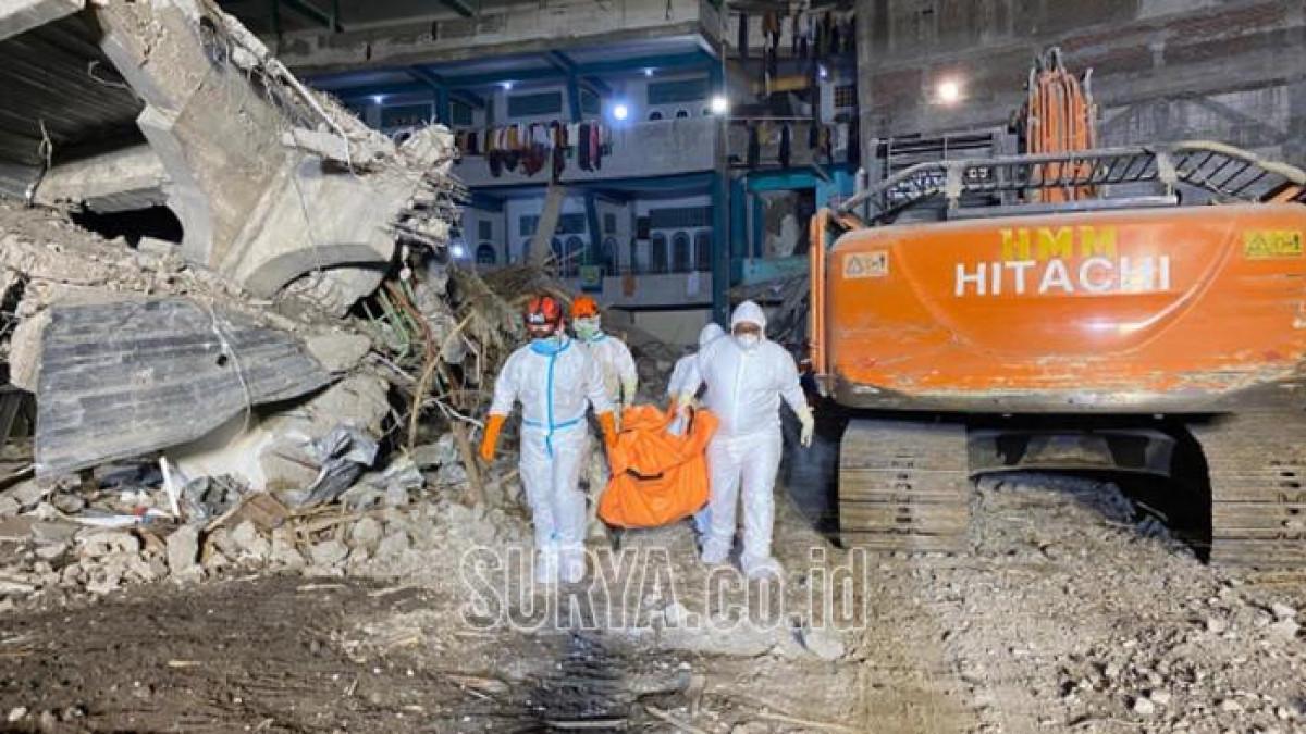 DISELIDIKI - Proses evakuasi santri korban runtuhnya musala Ponpes Al Khoziny Buduran Sidoarjo, Minggu (5/10/2025) malam. Hingga Senin (6/10/2025) siang sudah ada 54 korban meninggal dunia dalam tragedi itu. Polda Jatim menyelidiki tragedi ini.