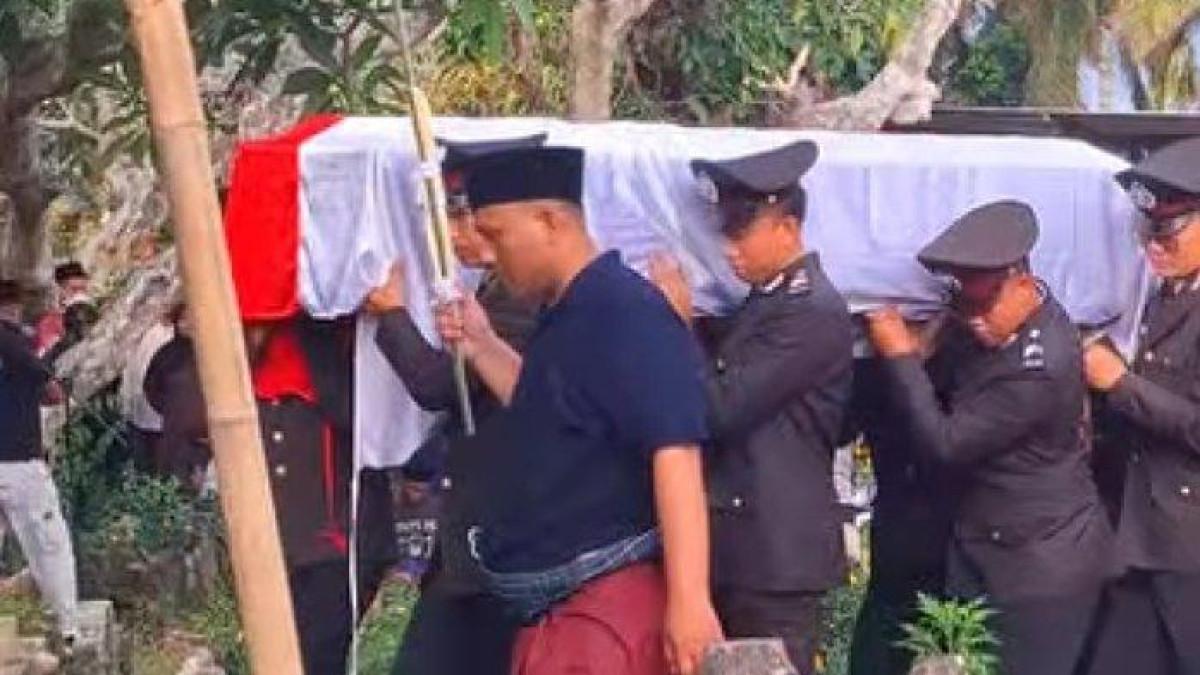 KEMATIAN BRIGADIR ESCO - Prosesi pemakaman Brigadir Esco di Pemakaman Umum Bonjeruk, Lombok Tengah, Senin (25/8/2025). Gelar perkara kasus kematian Brigadir Esco dilakuakan secara tertutup.