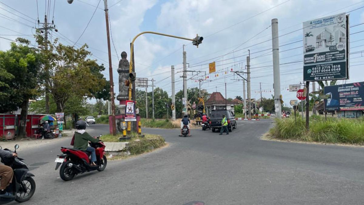 PROYEK JALAN SUKOHARJO - Proyek pelebaran jalan di perlintasan kereta api Mayang, Kecamatan Gatak, Kabupaten Sukoharjo, mulai dikerjakan.