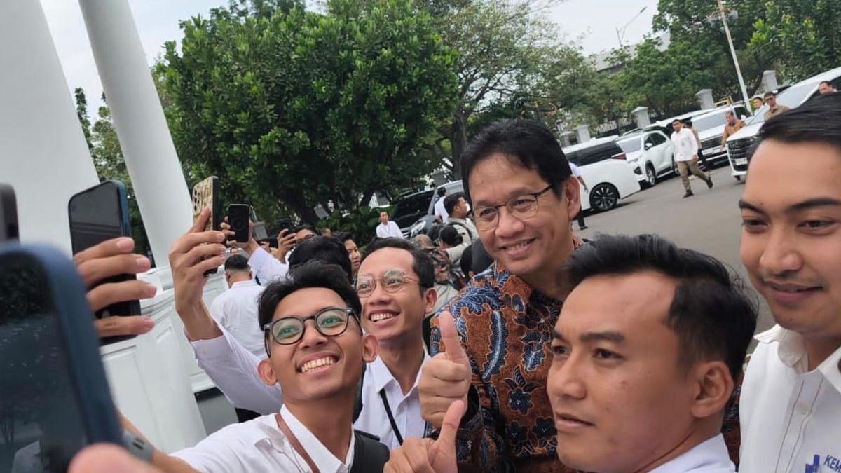 Menteri Keuangan (Menkeu) Purbaya Yudhi Sadewa menjadi sorotan dan diajak berswafoto ketika datang ke Kompleks Istana, Jakarta, Senin (20/10/2025).