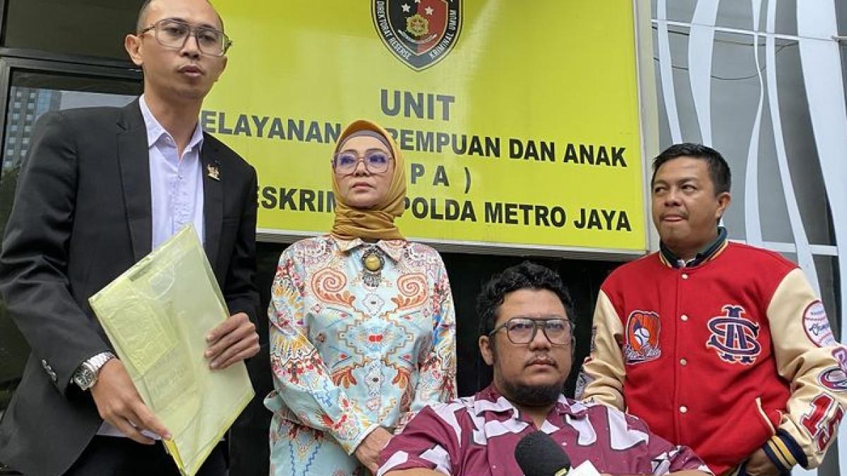 Putra Firdha Razak, Rafi Ikhsan, diperiksa soal dugaan poliandri sang istri di Polda Metro Jaya, Kamis (5/3/2026).