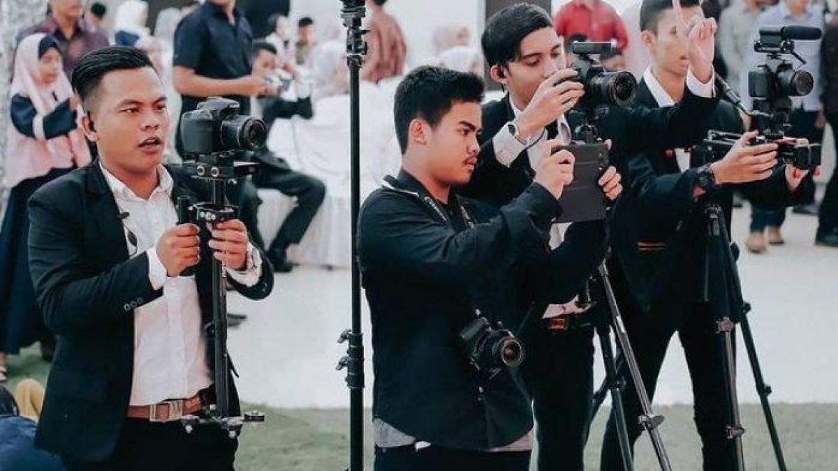 ILUSTRASI FOTOGRAFER - Raju bersama tim photografer saat melakukan sesi pemotretan.