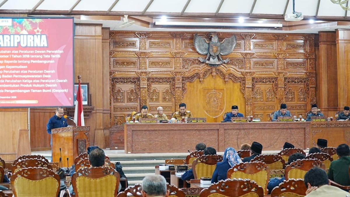RAPAT DPRD KLATEN - Rapat Paripurna DPRD Kabupaten Klaten mengesahkan sejumlah raperda menjadi perda di Gedung DPRD Klaten, Senin (22/12/2025).