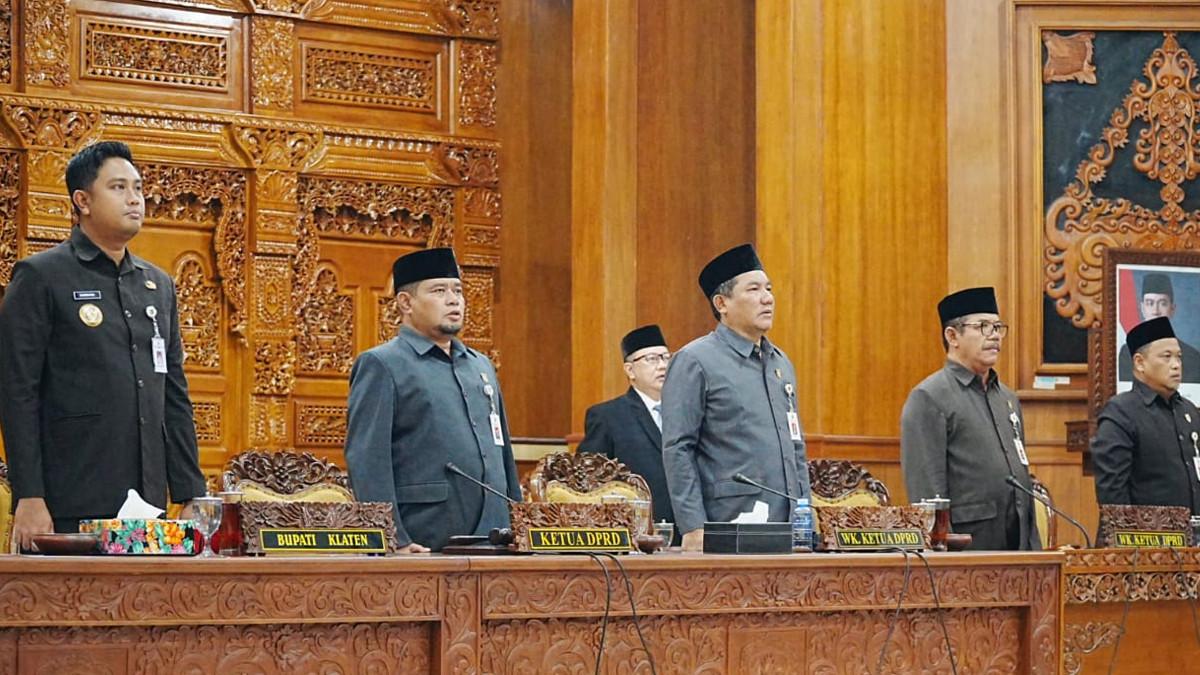 RAPAT DPRD KLATEN - Rapat Paripurna DPRD Kabupaten Klaten pada Senin, (17/11/2025), agenda pembahasan dan persetujuan bersama terhadap tiga Raperda.