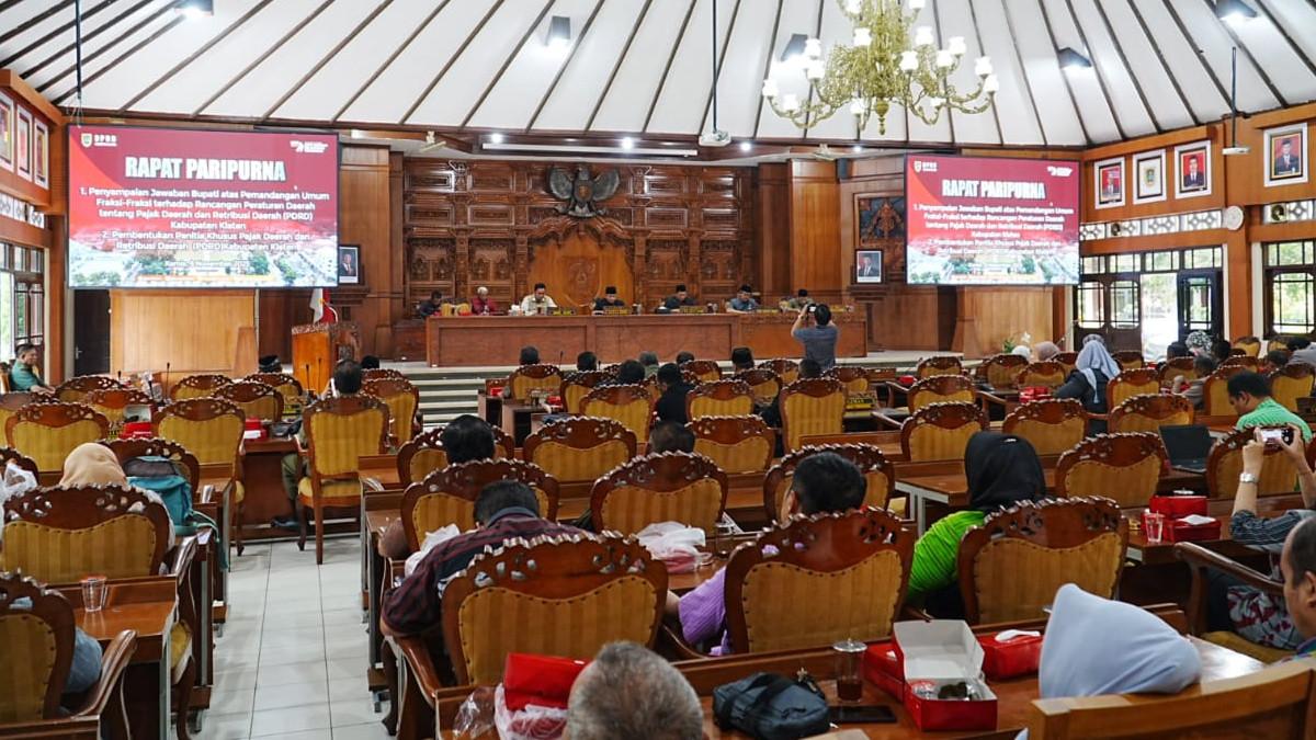 RAPAT DPRD KLATEN - Rapat Paripurna DPRD Klaten, pada Kamis (6/11/2025) yang digelar di Gedung Paripurna, dipimpin langsung oleh Ketua DPRD Kabupaten Klaten Edy Sasongko dengan agenda jawaban atas pemandangan umum fraksi-fraksi terhadap Raperda Pajak Daerah dan Retribusi Daerah (PDRD).