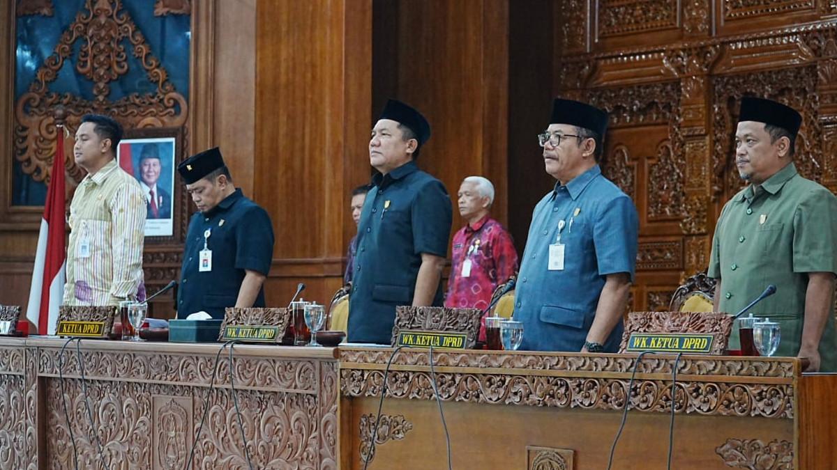 RAPAT DPRD KLATEN - Rapat Paripurna DPRD Klaten, pada Kamis (6/11/2025) yang digelar di Gedung Paripurna, dipimpin langsung oleh Ketua DPRD Kabupaten Klaten Edy Sasongko dengan agenda jawaban atas pemandangan umum fraksi-fraksi terhadap Raperda Pajak Daerah dan Retribusi Daerah (PDRD).