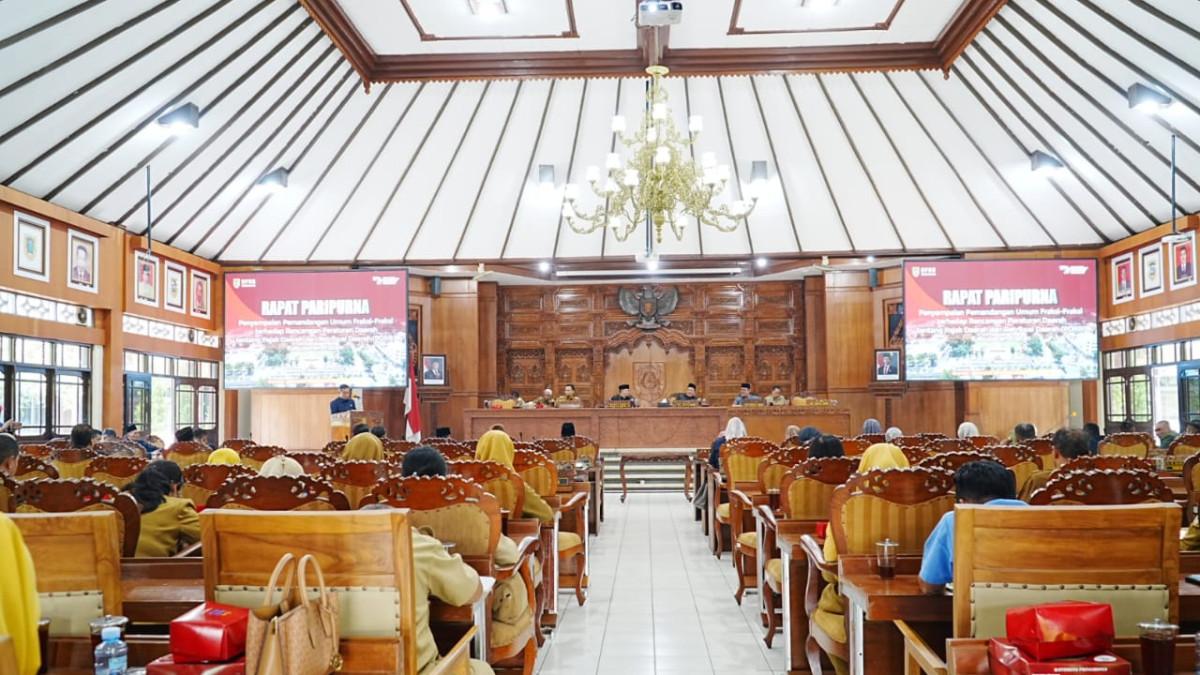 RAPAT DPRD KLATEN - Rapat Paripurna, agenda penyampaian pemandangan umum tujuh fraksi terhadap Rancangan Peraturan Daerah (Raperda) tentang Pajak Daerah dan Retribusi Daerah (PDRD), Selasa (4/11/2025) diGedung Paripurna DPRD Klaten.