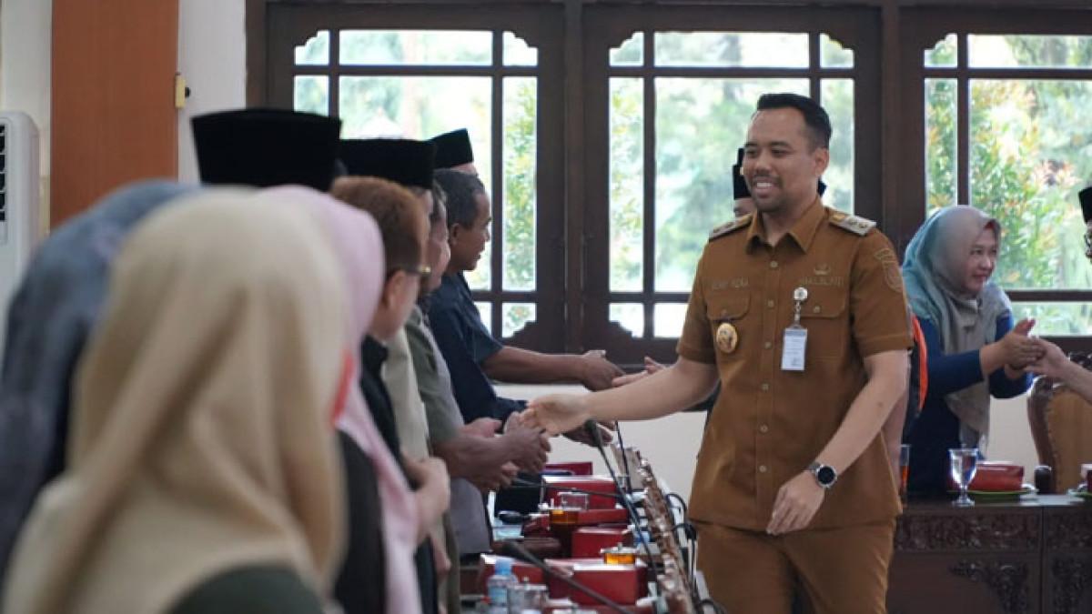 RAPAT DPRD KLATEN - Rapat Paripurna digelar DPRD Kabupaten Klaten dengan agenda Jawaban Bupati atas Pemandangan Umum Fraksi terhadap RAPBD Kabupaten Klaten Tahun 2026, Selasa (7/10/2025), di Gedung Paripurna DPRD Klaten.