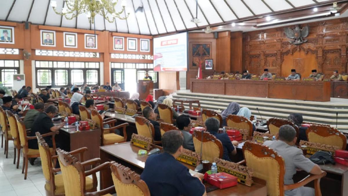 RAPAT DPRD KLATEN - Rapat Paripurna digelar DPRD Kabupaten Klaten dengan agenda Jawaban Bupati atas Pemandangan Umum Fraksi terhadap RAPBD Kabupaten Klaten Tahun 2026, Selasa (7/10/2025), di Gedung Paripurna DPRD Klaten.