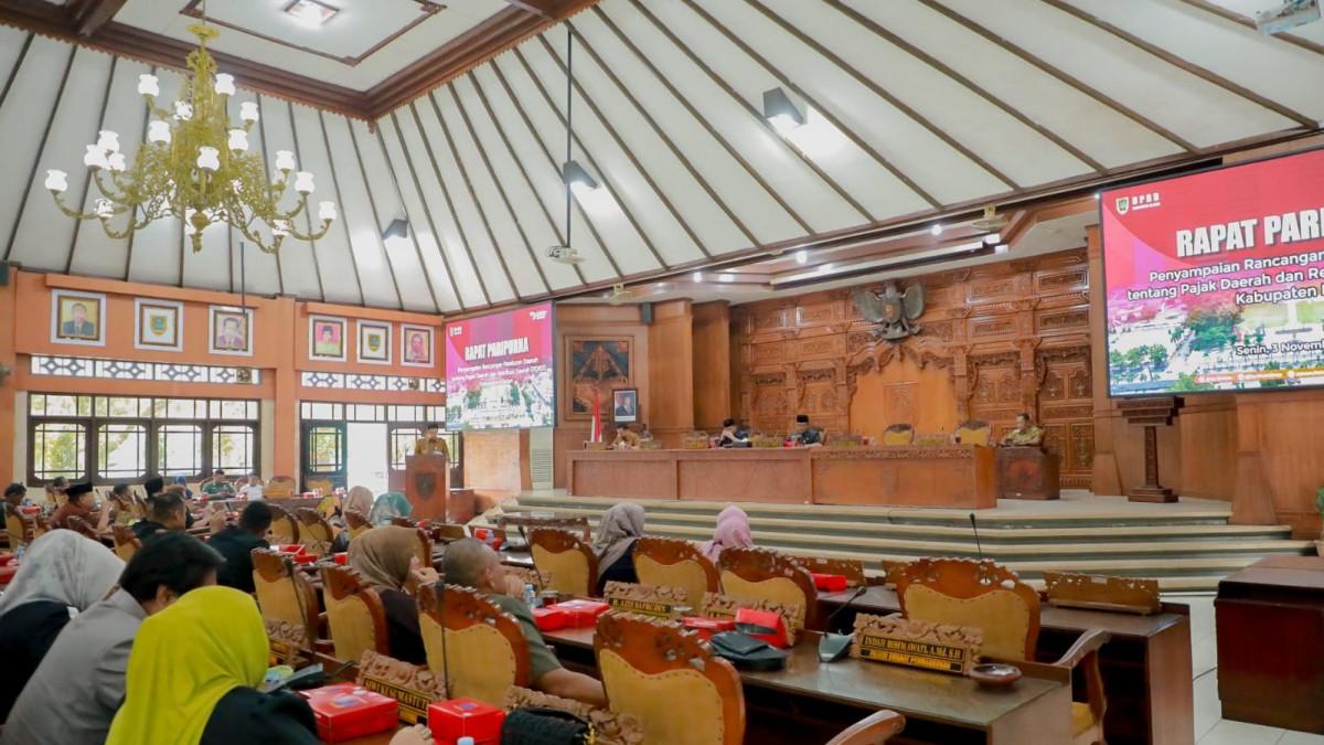 RAPAT DPRD KLATEN - Rapat Paripurna Penyampaian Raperda tentang Pajak Daerah dan Retribusi Daerah (PDRD) Kabupaten Klaten, Senin (3/11/2025).