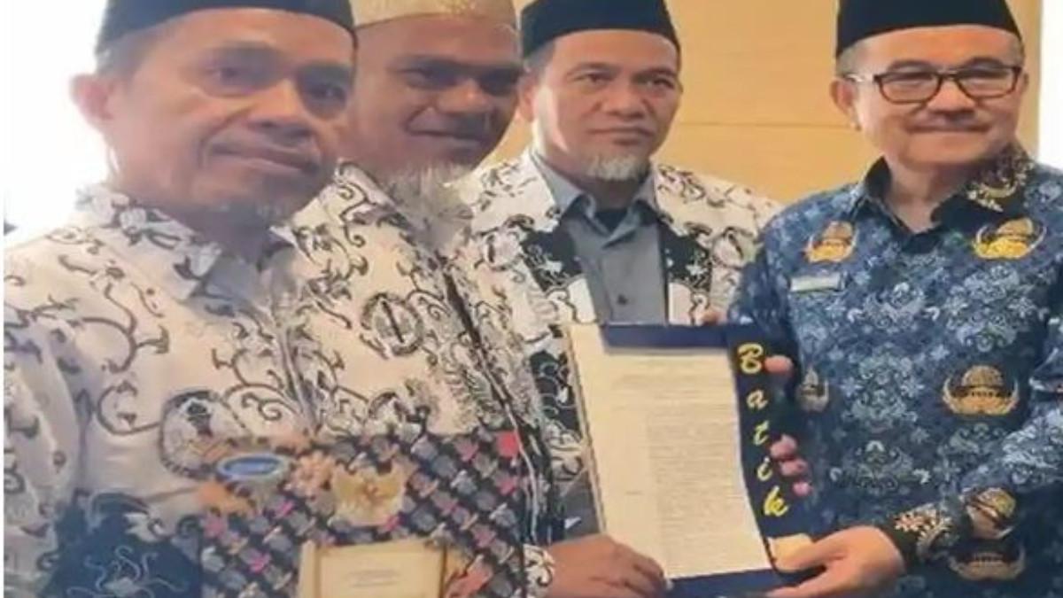 TERIMA SK - Rasnal dan Abdul Muis resmi terima SK pembatalan dipecat dan jabatan ASN dikembalikan pada Senin(17/11/2025). Hak-hak gaji dan TPP serta TPG dicairkan