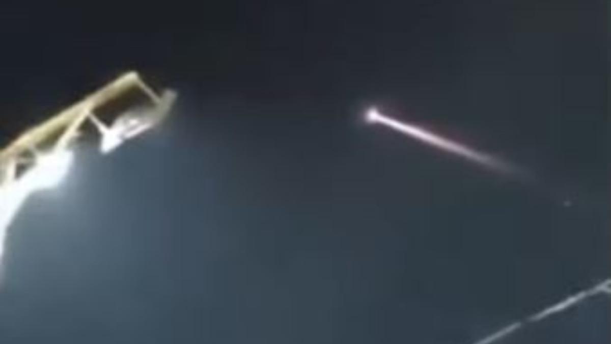 METEOR JATUH - Rekaman video amatir warga yang melihat meteor jatuh di Cirebon. Foto diunduh dari Instagram.