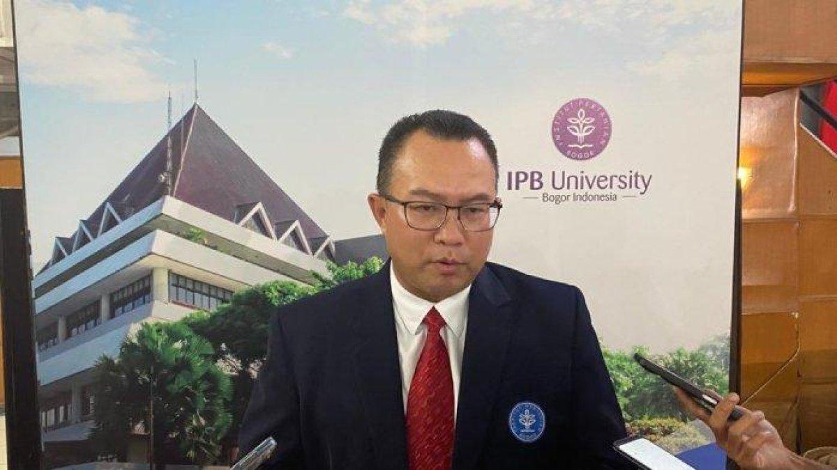 Rektor IPB University, Prof Arif Satria menyampaikan belasungkawa atas meninggalnya mahasiswanya saat ekspedisi di Jawa Timur, Jumat (1/9/2023). (Muamarrudin Irfani)