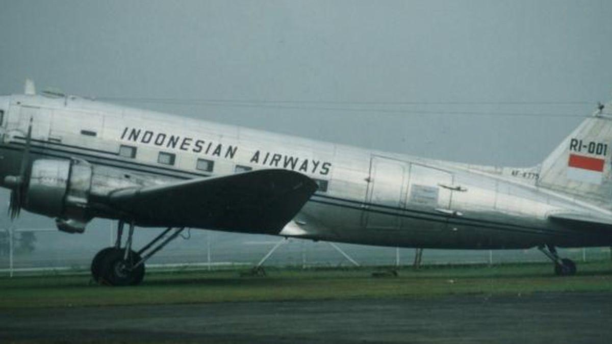 PESAWAT BERSEJARAH - Replika Indonesian Airways, Dakota RI-001 Seulawah. Pembelian pesawat ini pada 1948 menggunakan hasil patungan rakyat Aceh senilai 20 kilogram emas.