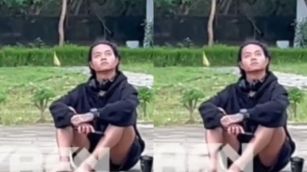 REZA ARAP ZIARAH - Reza Arap menyendiri menatap langit setelah ziarah ke makam Lula Lahfah.