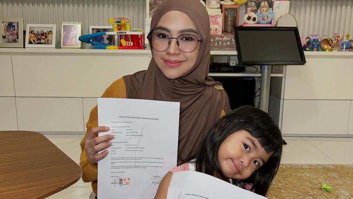ARTIS VIRAL - Ria Ricis membuat keputusan mengejutkan dengan menyerahkan aset kos-kosan 8 pintu kepada sang putri, Moana.
