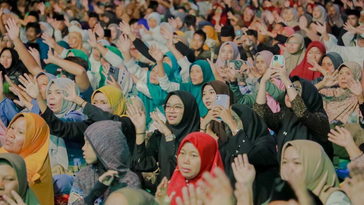KLATEN BERSHOLAWAT - Ribuan jamaah tampak antusias mengikuti dzikir dan sholawat di Lapangan Gaden. Mereka duduk tertib dan menyimak tausiah Ustadzah Mumpuni Handayayekti, Minggu (2/11/2025) malam.