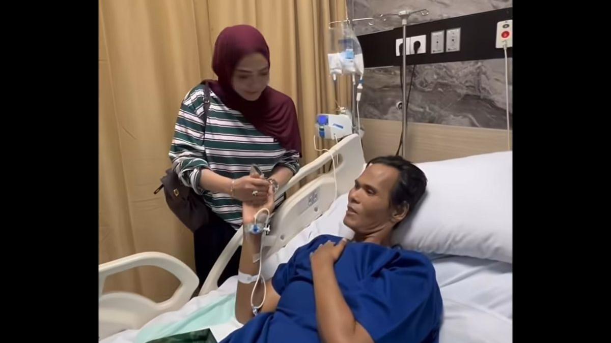 KONDISI FAHMI BO - Rieta Amilia menjenguk Fahmi Bo yang sedang dirawat di rumah sakit.