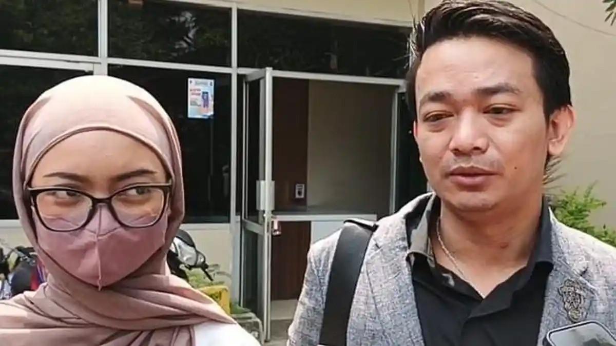 USTAZ JADI TERSANGKA - Rio Damas Putra, kuasa hukum NAT, saat diwawancarai seusai menjalani pemeriksaan di Satreskrim Polrestabes Bandung, Kamis (25/5/2025). NAT merupakan anak Ustaz Evie Effendi.