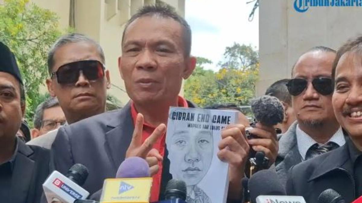 BUKU SOAL GIBRAN - Ahli digital forensik Rismon Hasiholan Sianipar memamerkan buku berjudul 