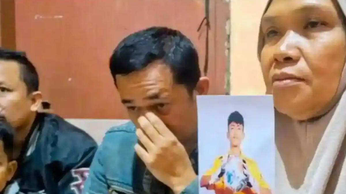 KASUS TPPO KAMBOJA - Imas Siti Rohanah (52) warga Kelurahan Pesawahan, Kecamatan Dayeuhkolot, Kabupaten Bandung, menunjukkan foto cucunya, Rizki Nur Fadhilah, Selasa (18/11/2025). Rizki menjadi korban TPPO di Kamboja.