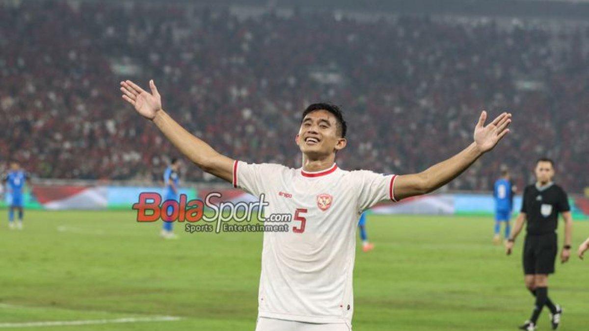 RIZKY RIDHO - Rizky Ridho sedang melakukan selebrasi seusai mencetak gol dalam laga keenam babak penyisihan grup F Kualifikasi Piala Dunia 2026 antara timnas Indonesia versus timnas Filipina di Stadion Utama Gelora Bung Karno, Senayan, Jakarta, Selasa (11/6/2024).