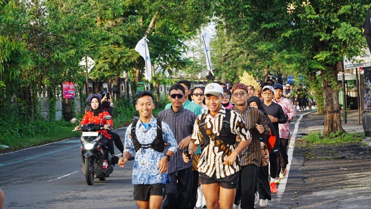 EVENT PEMKAB KLATEN - Rombongan pertama Karso Culture Run 2025, melintasi dan membelah keramaian CFD yang di gelar di Jalan Pemuda Klaten, Minggu (16/11/2025).