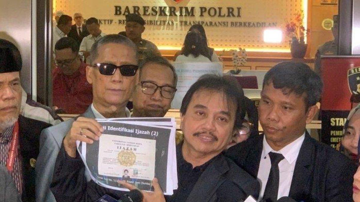 DUGAAN IJAZAH PALSU - Pakar telematika, Roy Suryo saat memaparkan hasil analisis teknis yang menyimpulkan bahwa dokumen akademik Jokowi “99,9 persen palsu” di Bareskrim Polri, Kebayoran Baru, Jakarta Selatan, Rabu (9/7/2025).