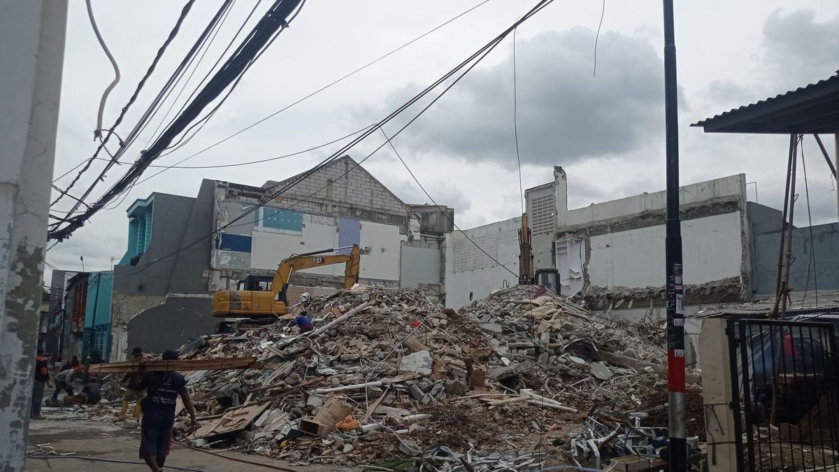 RUMAH SAHRONI - Rumah Ahmad Sahroni yang Sempat Dijarah Massa Kini Dibongkar